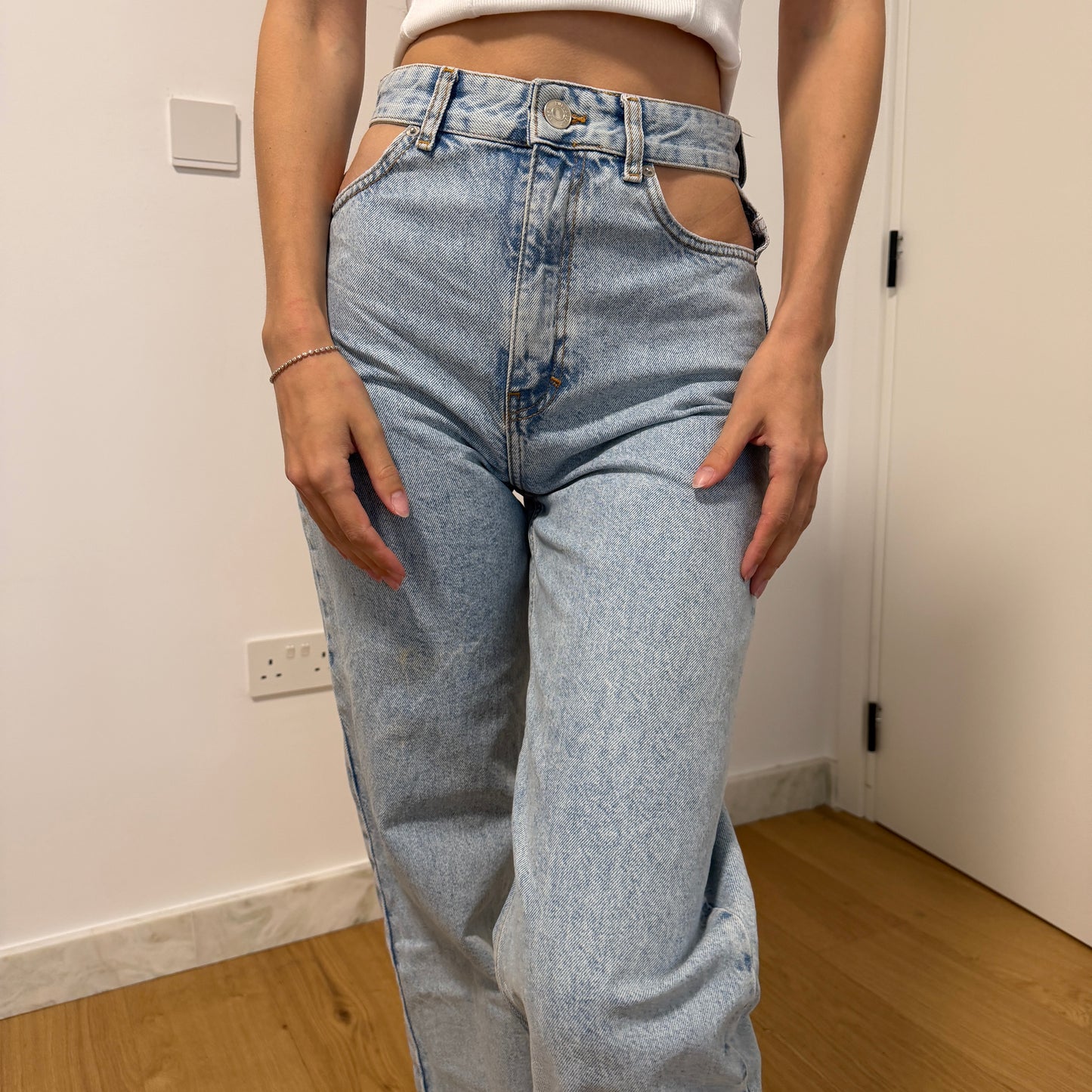 Shaiden Jeans cut-out